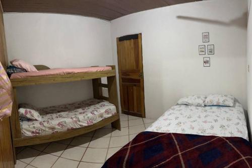 维拉维尔哈Kitinet com 01 quarto的一间卧室配有两张双层床。