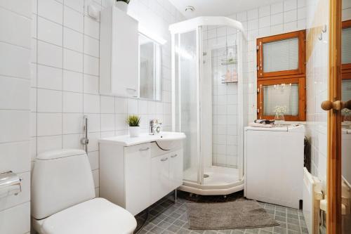 罗瓦涅米Villa Kataja的白色的浴室设有卫生间和水槽。