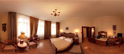 伊诺弗罗茨瓦夫Hotel BAST Wellness & SPA的一间卧室配有一张床、一张桌子和一张书桌