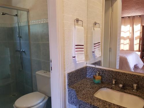 坎普拉古Villagio Matera的一间带水槽、卫生间和淋浴的浴室