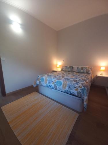 Madalena do MarLevadinha - Nature guest house的一间卧室配有一张带两盏灯的床。