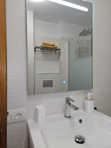 阿罗纳Las Americas Central Sun Appartament的白色的浴室设有水槽和镜子