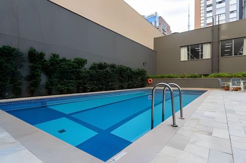 圣保罗Paulista Premium Flat的大楼前的游泳池