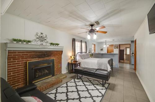 PrentissSilver Creek Getaway with Fireplace - 12 Mi to Lake的客厅设有一张床和一个壁炉