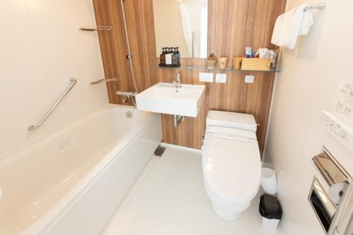 东京Light Hotel - Vacation STAY 91012v的一间带卫生间和水槽的浴室