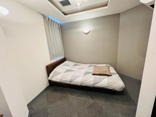 大阪HOTEL LEOLA - Vacation STAY 84059v的一间小卧室,卧室内配有一张床铺