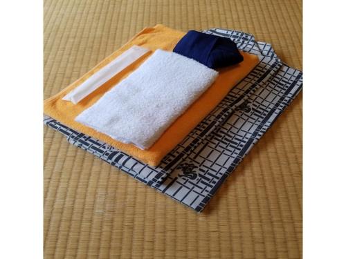 雫石町Oshuku Onsen Hotel Uguisu - Vacation STAY 27315v的毛巾坐在桌子上