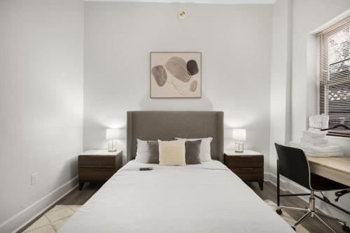 布鲁克林Bay Ridge Elegance: Luxe Hotel Getaway的卧室配有一张白色大床和一张书桌