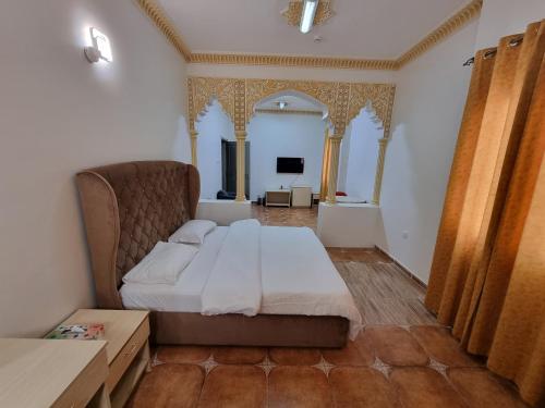 Sayḩ adh DhabiMarhabaa hotel的一间卧室配有一张床和一台电视