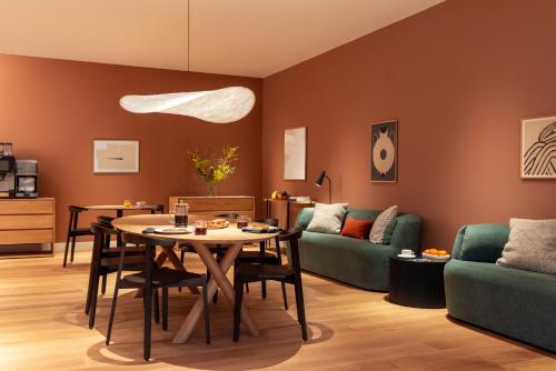 鹿特丹Sonder Rose的客厅配有桌子和沙发