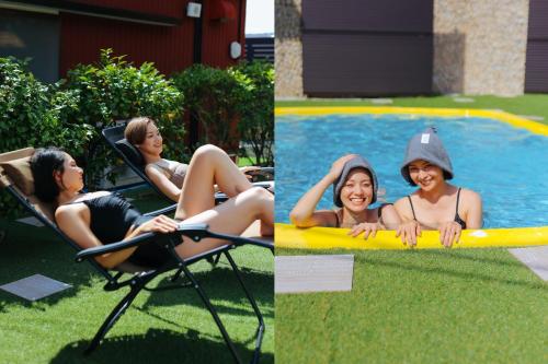 YahikoYYPark - Vacation STAY 80769v的两张坐在游泳池旁椅子上的女性照片