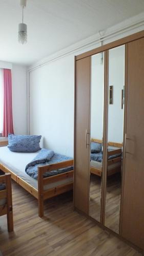 普鲁滕Zwei Bett Zimmer的一间卧室设有一张床和一个滑动玻璃门