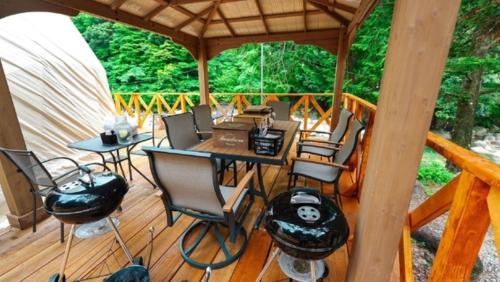 菰野町Riverside Glamping Nuts - Vacation STAY 84738v的露台配有桌椅