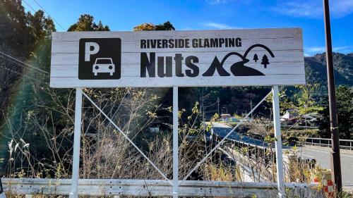 菰野町Riverside Glamping Nuts - Vacation STAY 84738v的公路上攀登的标志