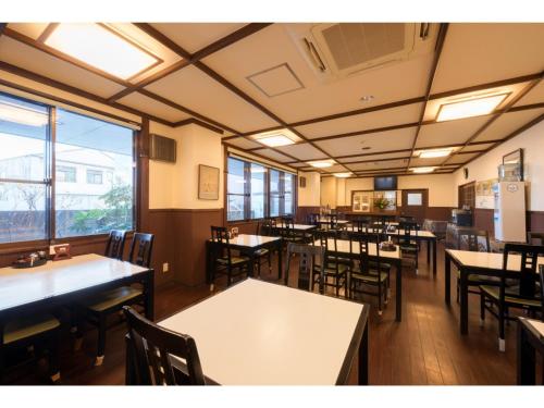 十和田Towada City Hotel - Vacation STAY 85233v的空的饭厅,配有桌椅