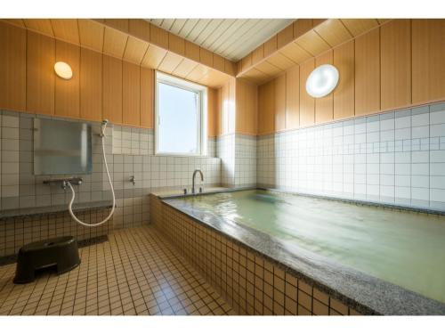 十和田Towada City Hotel - Vacation STAY 85232v的一个带大型游泳池的浴室