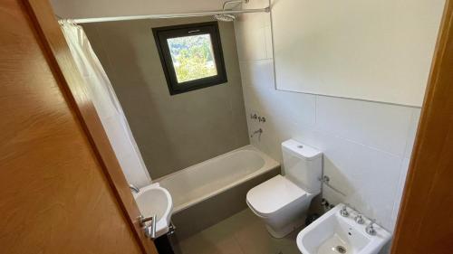 圣马丁德洛斯Loretta - Sumando Latitudes的浴室配有卫生间、浴缸和水槽。