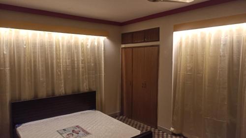达卡Signature Home的一间卧室配有一张床和一个衣柜