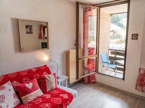 莱索尔Résidence Le Boussolenc - Studio pour 2 Personnes 924的客厅设有红色的沙发和窗户。