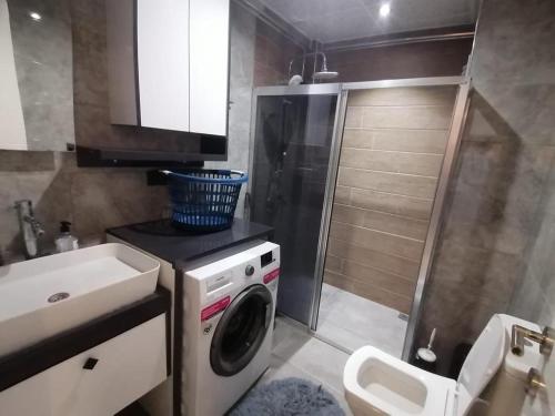 达拉曼Dalaman Apart Vacance , Ozgün Deniz Sitesi No 5的一间带洗衣机和水槽的浴室