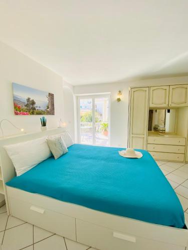 阿纳卡普里Casa Pippo 1的一间卧室,卧室内配有一张蓝色大床