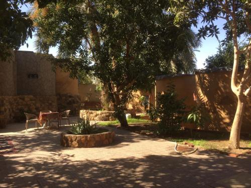 BawatiNew Oasis的花园配有桌椅和树木