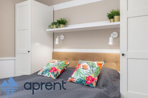 波别罗沃Apartament PURI Pobierowo Baltic Apartments - Aprent的一间卧室配有带2个枕头的床