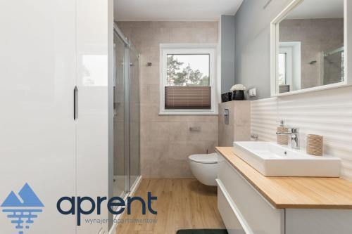 波别罗沃Apartament PURI Pobierowo Baltic Apartments - Aprent的浴室配有卫生间、盥洗盆和淋浴。