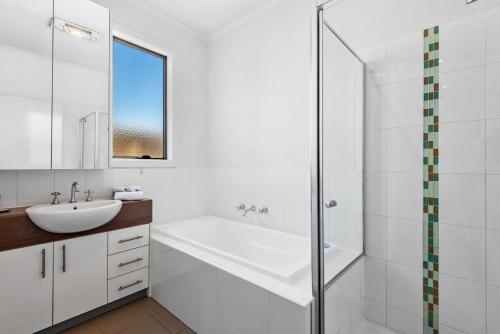 墨尔本Nice & Quiet 2-Bed by Shops & Airport的白色的浴室设有水槽和淋浴。