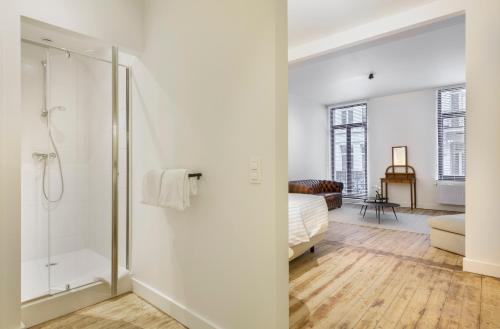 安特卫普The 1894 Residence by Domani Hotels的带淋浴的白色浴室和1张床