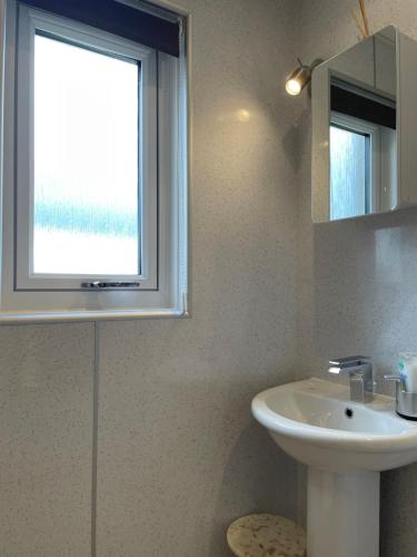 因弗内斯Hillside View, Inverness的一间带水槽和窗户的浴室