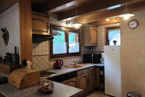 Chalet Cosy - Chalets pour 5 Personnes 111的厨房或小厨房