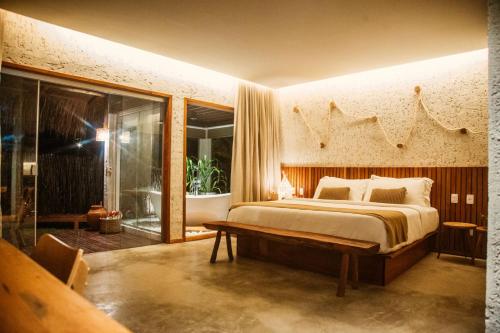 圣米格尔-杜斯米拉格里斯POUSADA ZAYA的一间卧室设有一张床和一个滑动玻璃门