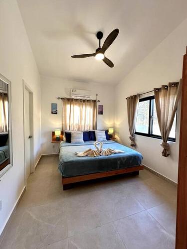 普拉纳维瑙Casa Ola的一间卧室配有一张床和吊扇