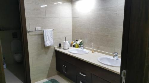 Al Andulcia Airport Road Complex مجمع الاندلسية طريق المطار的一间带两个盥洗盆和大镜子的浴室