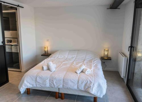 Le MélézetRésidence Pramouton - Chalets pour 6 Personnes 411的卧室配有白色床和毛巾