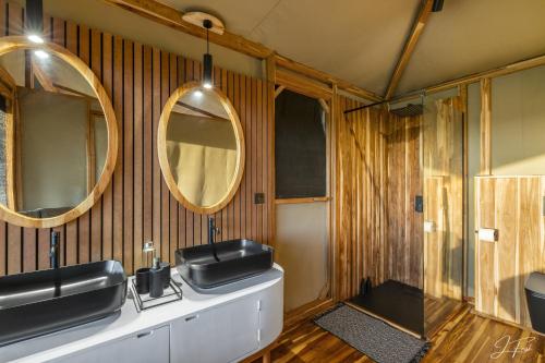 塞伦盖蒂Anantya Serengeti的浴室设有两面镜子和盥洗盆