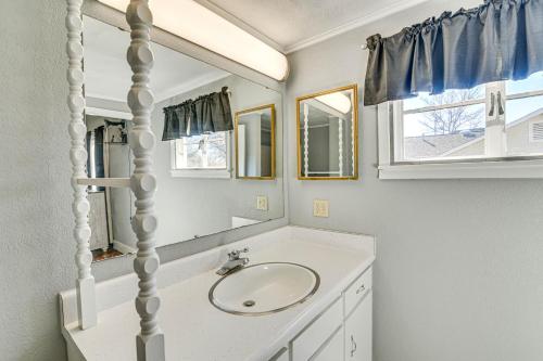斯塔克维尔Charming Starkville Rental about 2 Mi to MSU!的一间带水槽和镜子的浴室
