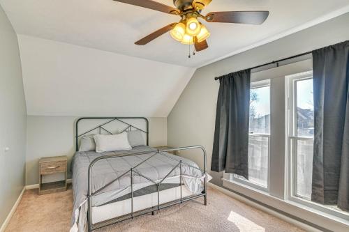 斯塔克维尔Charming Starkville Rental about 2 Mi to MSU!的一间卧室配有一张床和吊扇