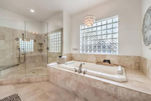 拉斯维加斯HotTub, Pool, Waterfall, RV parking 5BR Lux Home的大型浴室设有浴缸和淋浴。
