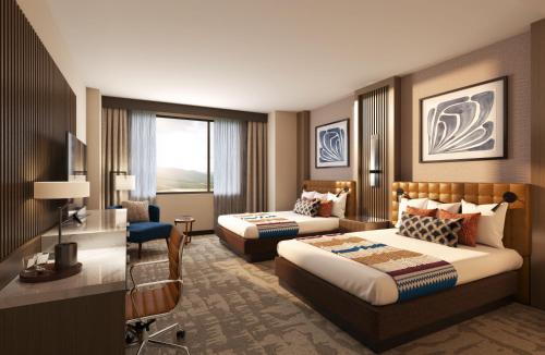 艾尔韦高地Spokane Tribe Resort and Casino的酒店客房配有两张床和一张书桌