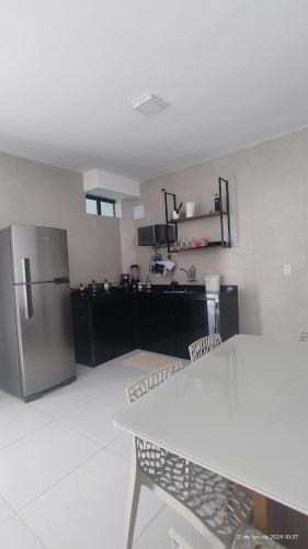 北茹阿泽鲁Casa mobiliada de 2 suítes na R São Lázaro 2367 - 2370 - Jardim Gonzaga的厨房配有不锈钢冰箱和桌子