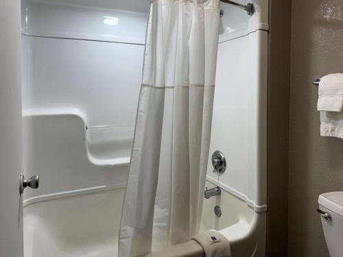 布雷登顿布雷登顿6号汽车旅馆的浴室内配有白色淋浴帘。