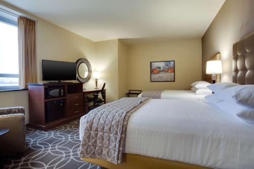 匹兹堡匹兹堡市中心德鲁里广场酒店的酒店客房设有两张床和一台平面电视。