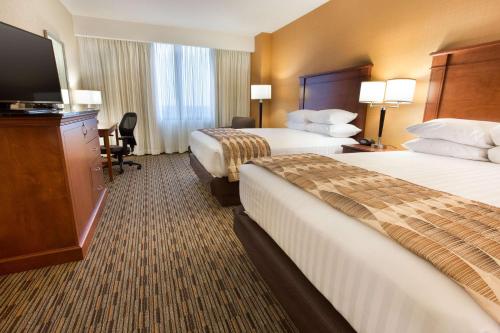 印第安纳波利斯印第安纳波利斯卡梅尔德鲁酒店的酒店客房设有两张床和一台平面电视。