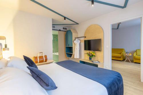 艾克斯莱班Urban Hotel & Spa Aix-les-Bains - BW Signature Collection的一间带大床的卧室和一间客厅