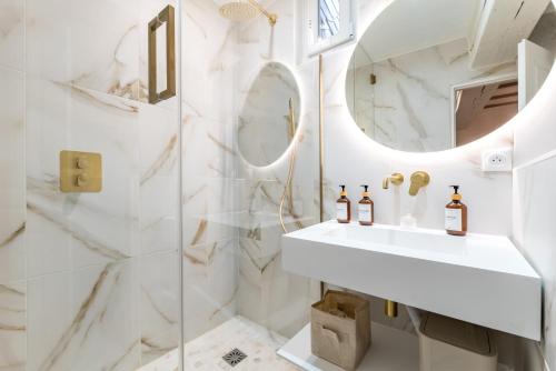 鲁昂Villa Caron - Appartements haut de gamme avec chambre hyper centre的浴室设有白色水槽和镜子