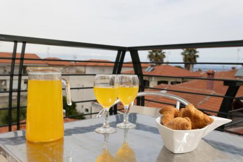 佩科霍里Iasmos - Yiasemi的桌上放两杯橙汁和面包