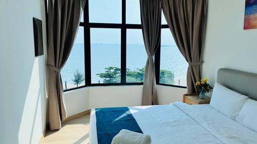 Tangga BatuMutiara Melaka Beach Paradise by Glex的一间卧室设有一张床和一个大窗户