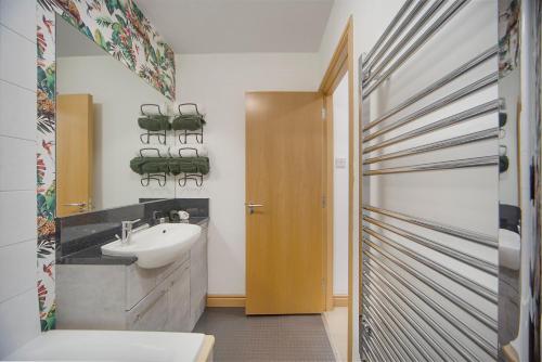 阿伯丁Guild Street Apartment ✪ Grampian Lettings Ltd的一间带水槽和镜子的浴室